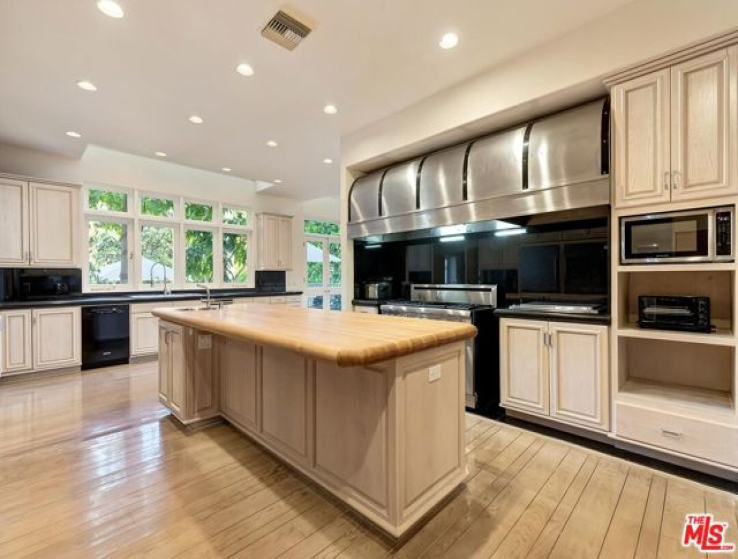 10 Bed Home for Sale in Beverly Hills, California