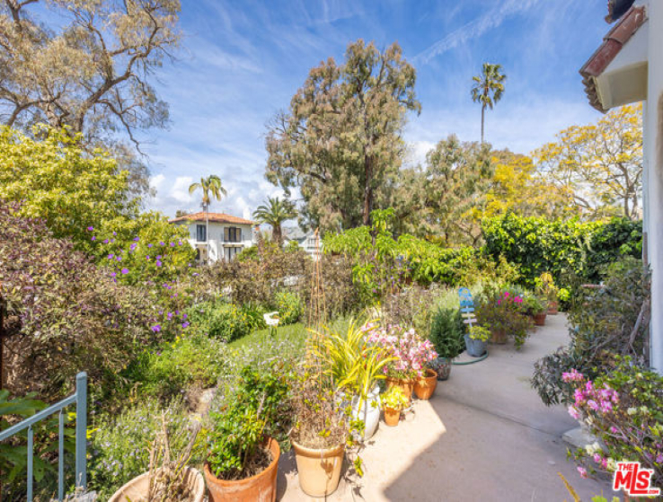  Income Home for Sale in Pacific Palisades, California